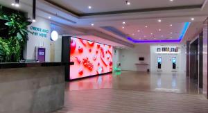 um lobby vazio com um grande ecrã no meio de um edifício em Kuching Park Hotel em Kuching