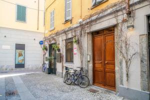 a couple of bikes parked next to a building at Il Nido Tra Le Mura - by MyHomeInComo in Como