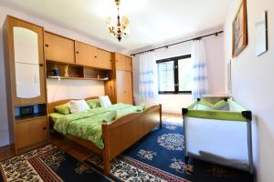 - une chambre avec un lit et un miroir dans l'établissement Ivana, à Saborsko