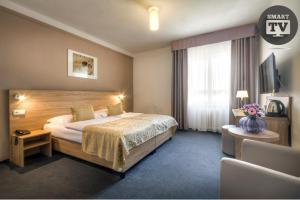 فندق أتلانتيك في براغ: غرفة فندق بسرير وتلفزيون