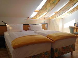 Un pat sau paturi într-o cameră la Hotel Am Quellberg