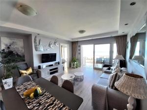 Μια τηλεόραση ή/και κέντρο ψυχαγωγίας στο Dolphin Beach H203 Table Mountain Views