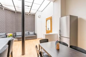 ein Esszimmer mit einem Tisch und einem Kühlschrank in der Unterkunft 08 Design Flat Republique in Paris