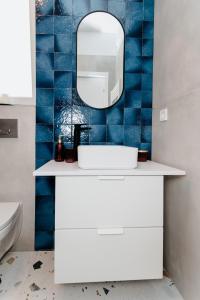 a bathroom with a white sink and a mirror at Evo Residence Migdalului in Cluj-Napoca