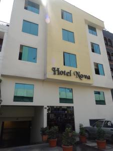 un hotel edificio nova con un cartel en él en Hotel Nova, en Lima