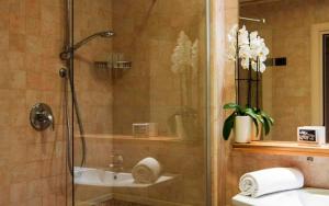 La salle de bains est pourvue d'une douche et d'un lavabo. dans l'établissement Hotel dei Duchi, à Spolète