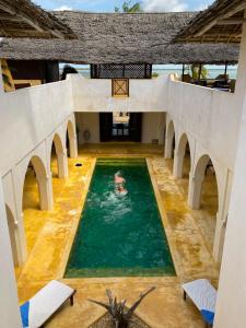 בריכת השחייה שנמצאת ב-Jahazi House או באזור