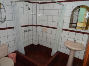 un bagno con doccia e lavandino di Hotel Nova a Lima Altre 16 foto