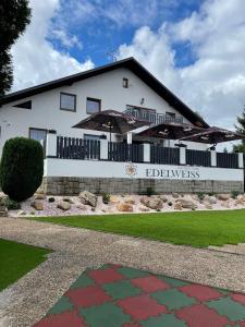 un edificio con un letrero que lee los bordes en Wellness Hotel Edelweiss en Liberec