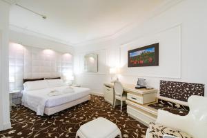 una camera d'albergo con letto e scrivania di Etrusco Arezzo Hotel - Sure Hotel Collection by Best Western ad Arezzo