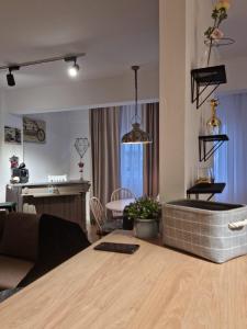 ein Wohnzimmer mit einem Sofa und einem Tisch in der Unterkunft AryaHome in Bistriţa