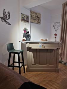 Schlafzimmer mit einem Schreibtisch, einem Stuhl und einem Bett in der Unterkunft AryaHome in Bistriţa