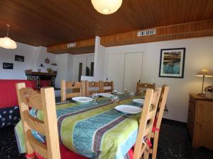 A restaurant or other place to eat at Appartement Saint-Chaffrey , 3 pièces, 8 personnes - FR-1-330E-7