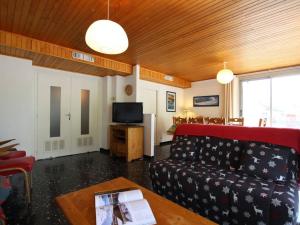 sala de estar con sofá y TV en Appartement Saint-Chaffrey , 3 pièces, 8 personnes - FR-1-330E-7 en Saint-Chaffrey