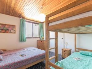 Двухъярусная кровать или двухъярусные кровати в номере Appartement Saint-Chaffrey , 3 pièces, 8 personnes - FR-1-330E-7
