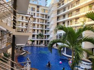 una gran piscina en medio de un edificio en Resort-type, spacious 1 bedroom condo in Kandi. en Ángeles