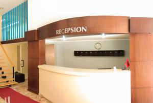 - une zone de réception dans un immeuble avec une réception dans l'établissement Vivar Hotel, à Tirana