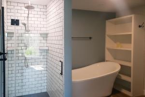 ein Badezimmer mit Badewanne und Dusche in der Unterkunft Vibrant Views in Ludlow + 54 Fotos