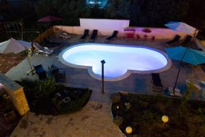 een uitzicht op een zwembad in de nacht bij XxL Ana Biograd na Moru 1-22 gosta in Polača