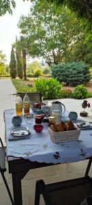 Jedlo v ubytovaní bed & breakfast alebo blízkom okolí