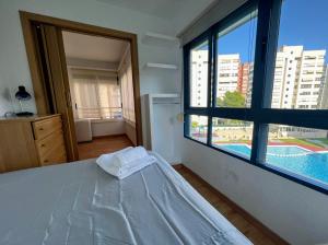アリカンテにあるPlaya Dos Avenidasのベッドルーム1室(ベッド1台、大きな窓付)