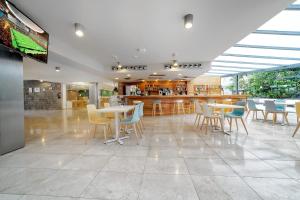 un restaurante con mesas y sillas y un bar en Morasol Suites, en Puerto Rico de Gran Canaria