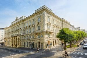 duży budynek na rogu ulicy miejskiej w obiekcie HYPERION Hotel Salzburg w mieście Salzburg
