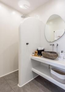 La salle de bains est pourvue d'un lavabo et d'un miroir. dans l'établissement Magic Klima III, à Klima