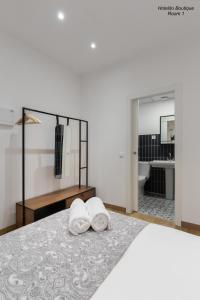 1 dormitorio con 1 cama con 2 toallas en Hotelito Boutique Valencia Estación, en Valencia