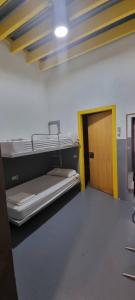 セビリアにあるSEVILLE YOUR WAYの二段ベッド2台とドアが備わる客室です。