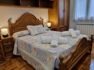 een slaapkamer met een groot bed met kussens erop bij 153A 3 dormitorios Barrio de La Arena con parking in Gijón