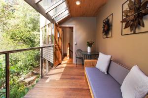 Rõdu või terrass majutusasutuses Linden Gardens Rainforest Retreat