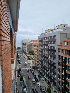 uitzicht op een straat in een stad met gebouwen bij 153A 3 dormitorios Barrio de La Arena con parking in Gijón