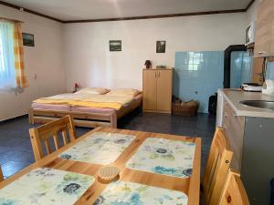 Zimmer mit 2 Betten, einem Tisch und einer Küche in der Unterkunft Apartmán u Marušky in Chřibská