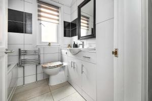 Koupelna v ubytování The White Rose Crown, Free Parking & Wifi, 10beds + 11 fotografií