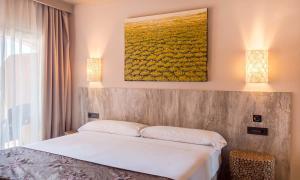 Postel nebo postele na pokoji v ubytování Tarifa Lances by QHotels