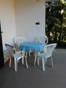 einen Tisch und zwei Stühle sowie einen Tisch und Stühle in der Unterkunft Balatonberényi Vendégház in Balatonberény