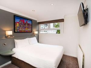TV a/nebo společenská místnost v ubytování Mercure Chester Abbots Well Hotel