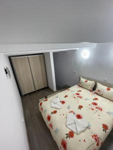 una camera da letto con un letto fiorito di Apartament STEFI a Sighişoara