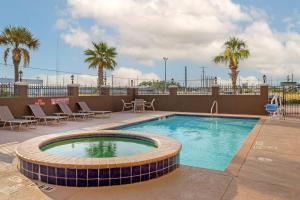 Bazén v ubytování Best Western Texas City nebo v jeho okolí