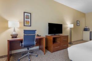 TV a/nebo společenská místnost v ubytování Best Western Texas City