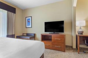 TV a/nebo společenská místnost v ubytování Best Western Texas City