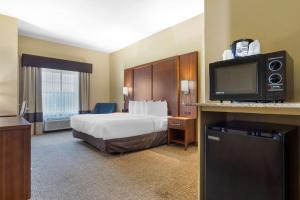 TV a/nebo společenská místnost v ubytování Best Western Texas City
