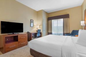 TV a/nebo společenská místnost v ubytování Best Western Texas City