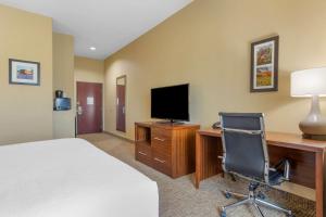TV a/nebo společenská místnost v ubytování Best Western Texas City