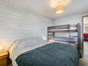 En eller flere køjesenge i et værelse på Appartement Courchevel 1650, 2 pièces, 6 personnes - FR-1-563-40