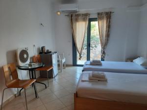 Postel nebo postele na pokoji v ubytování Tasos Rooms