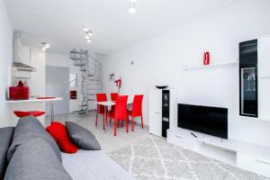 ein Wohnzimmer mit einem Sofa und roten Stühlen in der Unterkunft Espanatour MADONNA in Torrevieja