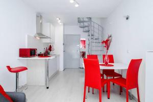 eine Küche und ein Esszimmer mit roten Stühlen und einem Tisch in der Unterkunft Espanatour MADONNA in Torrevieja