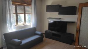 a living room with a couch and a flat screen tv at Appartamento in zona residenziale in Surdo